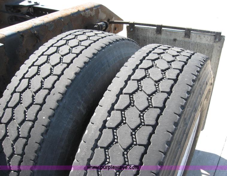 image for item 2031 2005 Kenworth Construct T600 semi truck