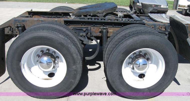 image for item 2031 2005 Kenworth Construct T600 semi truck