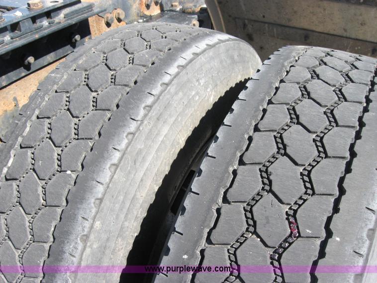 image for item 2031 2005 Kenworth Construct T600 semi truck