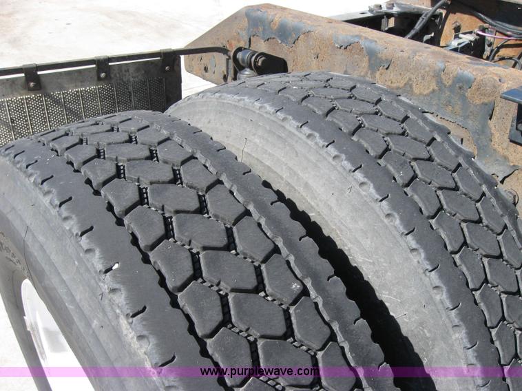 image for item 2031 2005 Kenworth Construct T600 semi truck