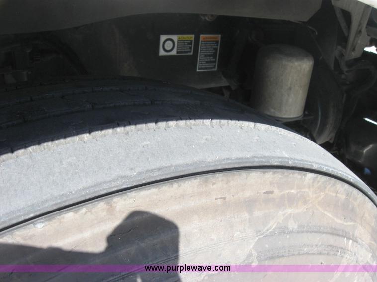 image for item 2031 2005 Kenworth Construct T600 semi truck