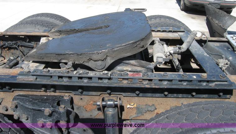 image for item 2031 2005 Kenworth Construct T600 semi truck