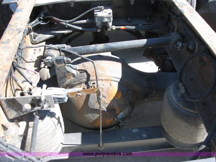 image for item 2031 2005 Kenworth Construct T600 semi truck