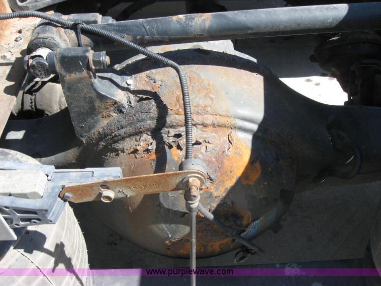 image for item 2031 2005 Kenworth Construct T600 semi truck