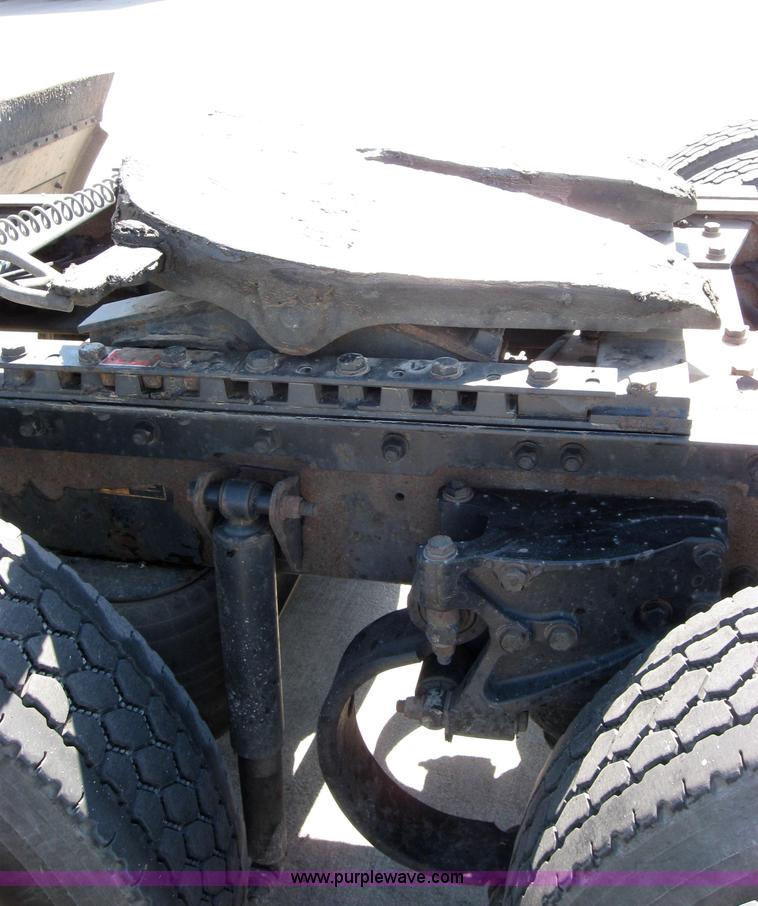 image for item 2031 2005 Kenworth Construct T600 semi truck