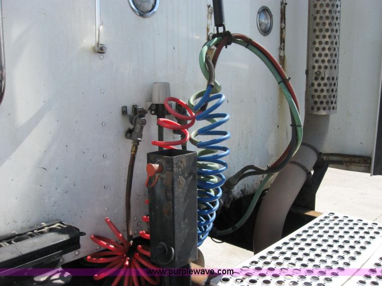 image for item 2031 2005 Kenworth Construct T600 semi truck