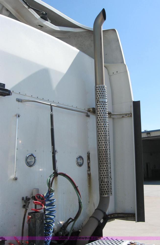 image for item 2031 2005 Kenworth Construct T600 semi truck