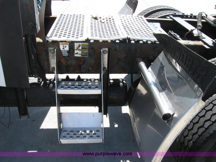 image for item 2031 2005 Kenworth Construct T600 semi truck