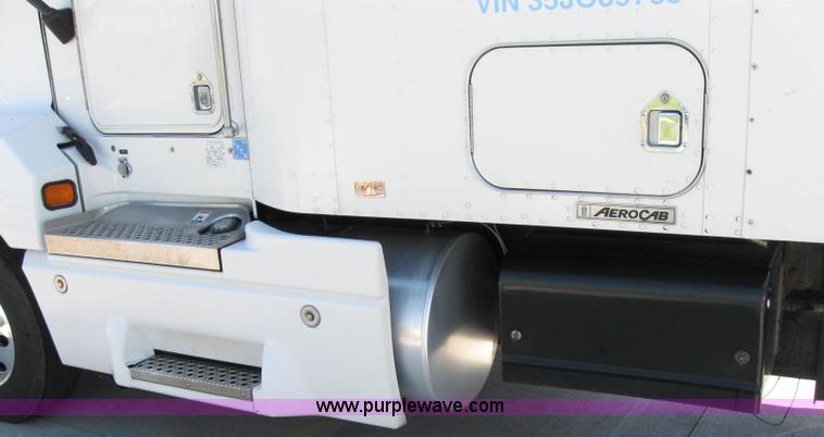 image for item 2031 2005 Kenworth Construct T600 semi truck