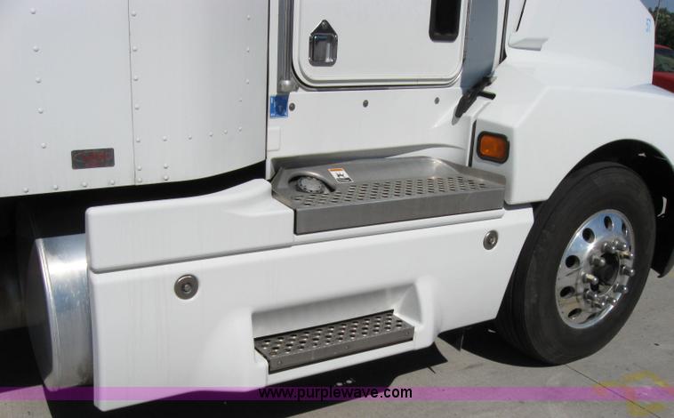 image for item 2031 2005 Kenworth Construct T600 semi truck