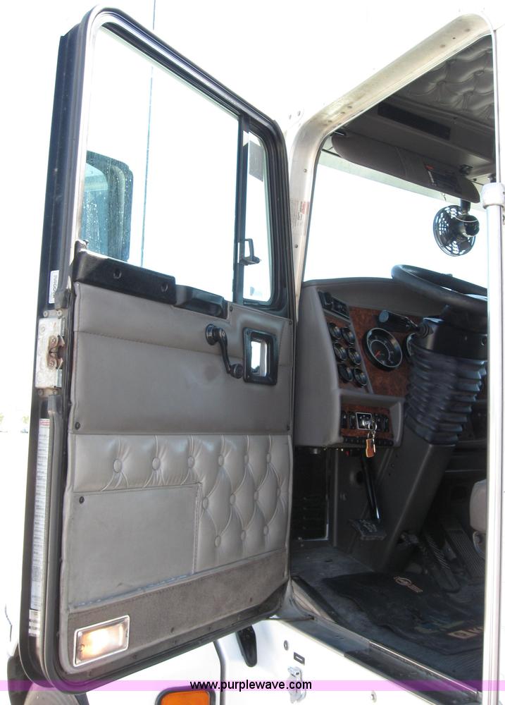 image for item 2031 2005 Kenworth Construct T600 semi truck