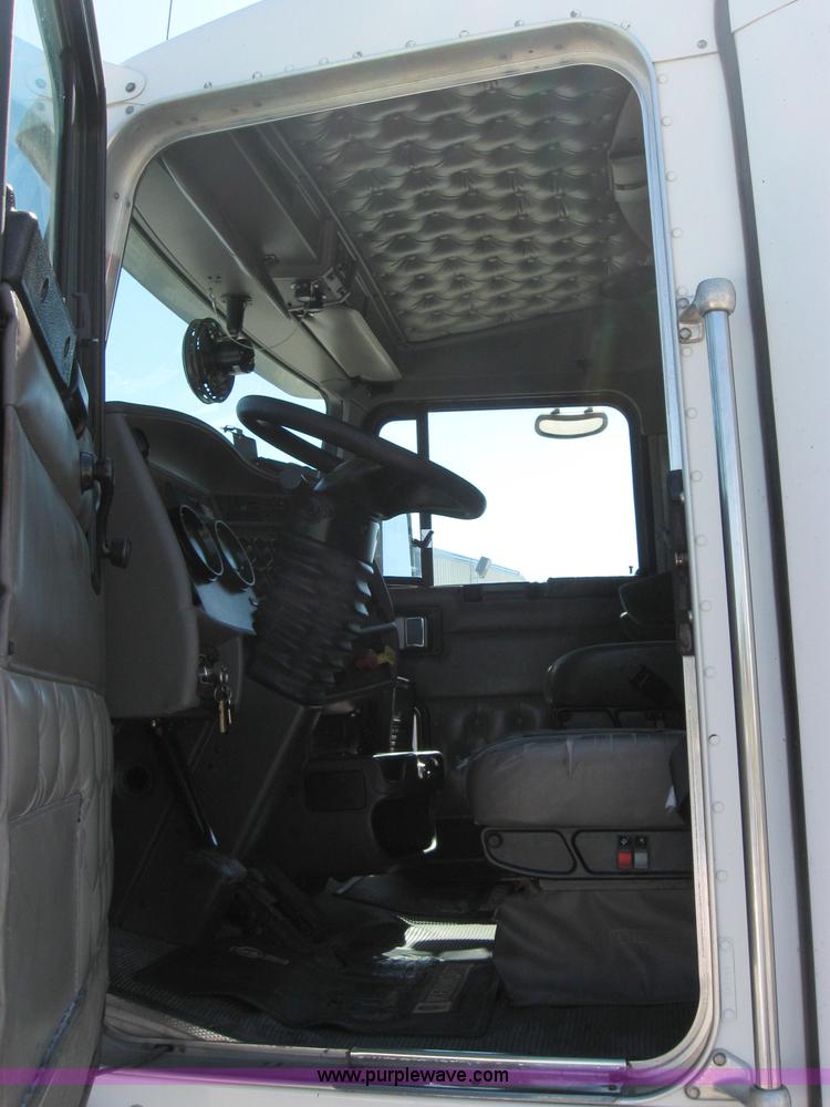 image for item 2031 2005 Kenworth Construct T600 semi truck