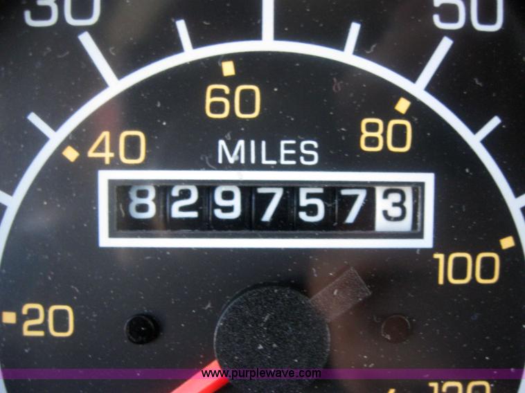 image for item 2031 2005 Kenworth Construct T600 semi truck