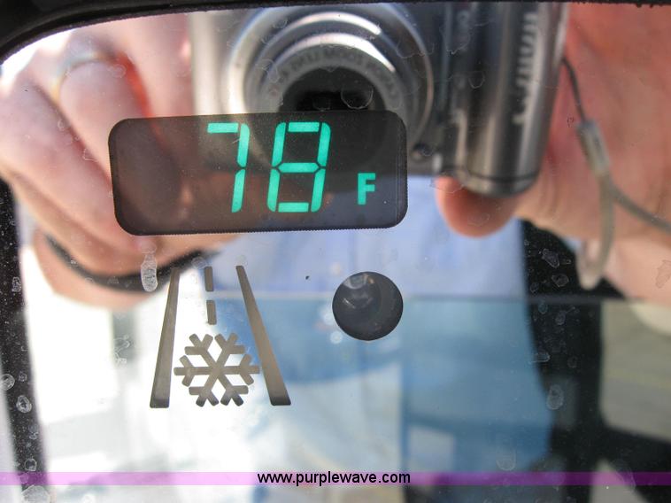 image for item 2031 2005 Kenworth Construct T600 semi truck