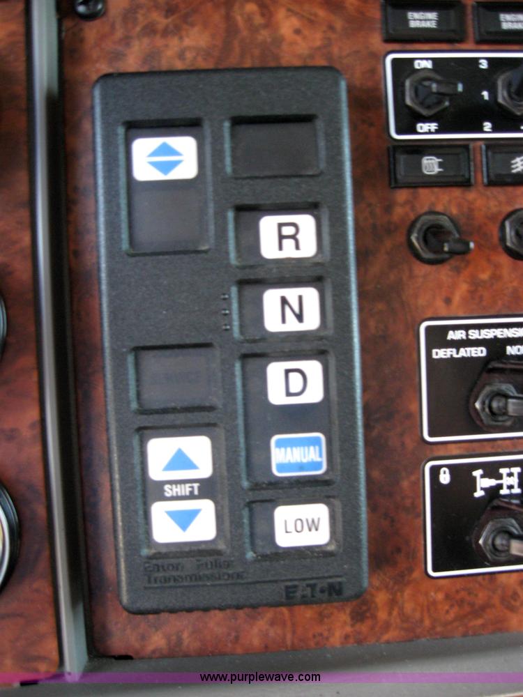 image for item 2031 2005 Kenworth Construct T600 semi truck