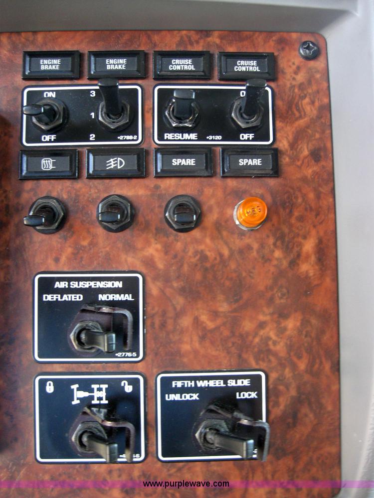 image for item 2031 2005 Kenworth Construct T600 semi truck