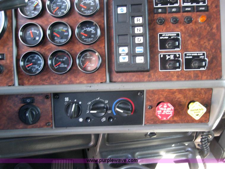 image for item 2031 2005 Kenworth Construct T600 semi truck