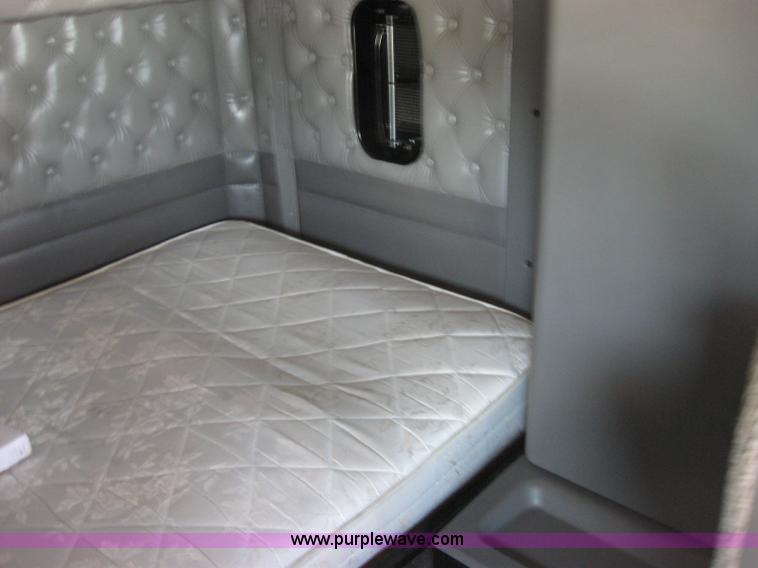 image for item 2031 2005 Kenworth Construct T600 semi truck