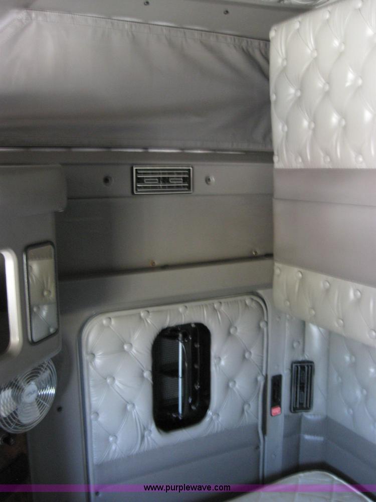 image for item 2031 2005 Kenworth Construct T600 semi truck