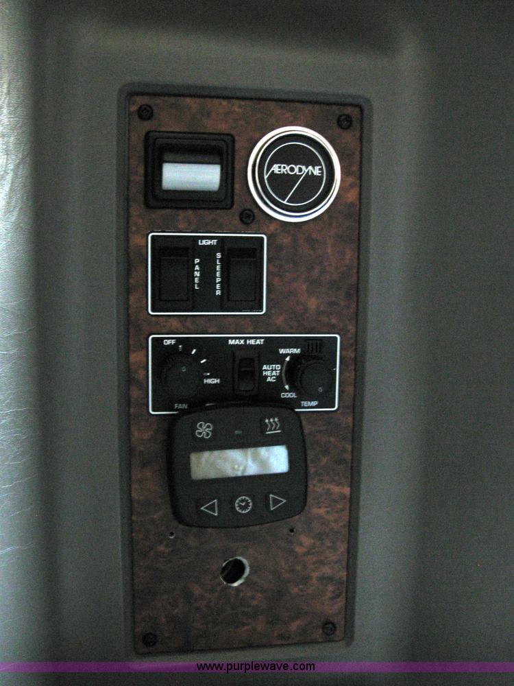 image for item 2031 2005 Kenworth Construct T600 semi truck