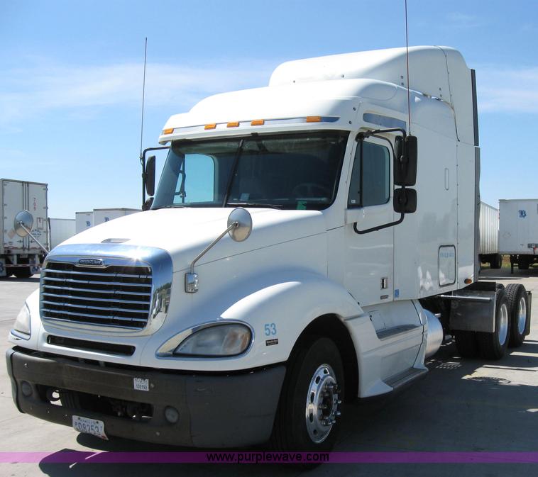 image for item 2032 2004 Freightliner Conventional Columbia 120 semi truck