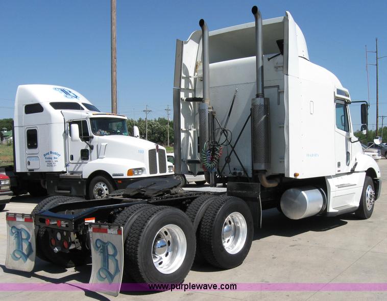 image for item 2032 2004 Freightliner Conventional Columbia 120 semi truck