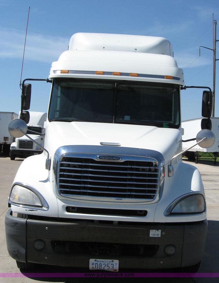 image for item 2032 2004 Freightliner Conventional Columbia 120 semi truck