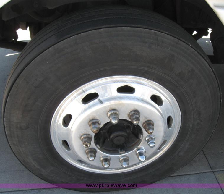 image for item 2032 2004 Freightliner Conventional Columbia 120 semi truck