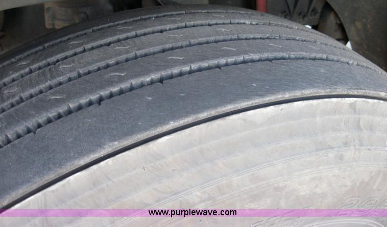 image for item 2032 2004 Freightliner Conventional Columbia 120 semi truck