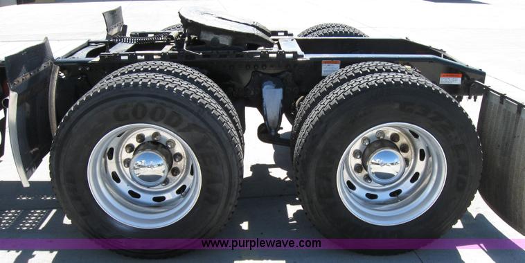 image for item 2032 2004 Freightliner Conventional Columbia 120 semi truck