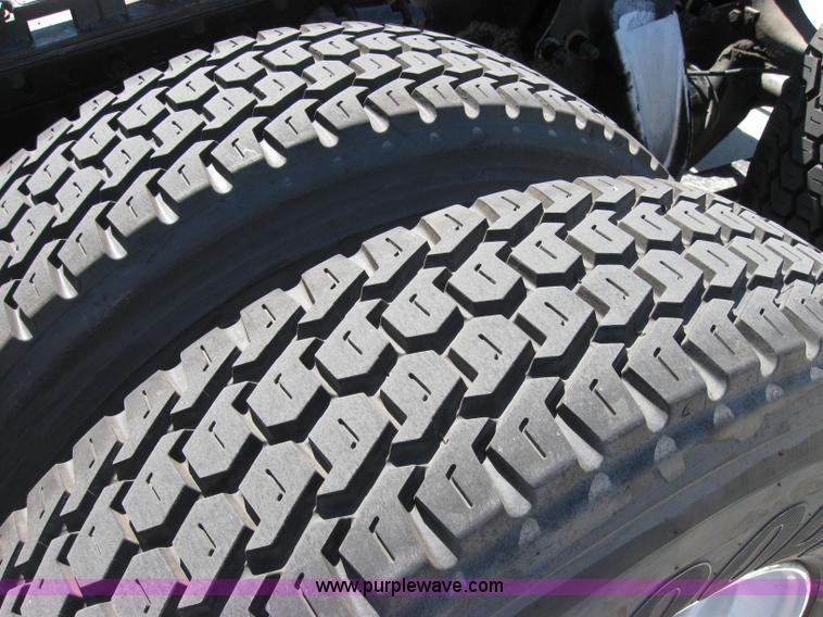 image for item 2032 2004 Freightliner Conventional Columbia 120 semi truck