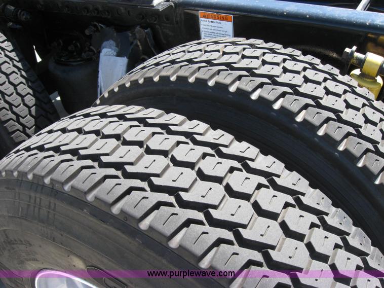 image for item 2032 2004 Freightliner Conventional Columbia 120 semi truck