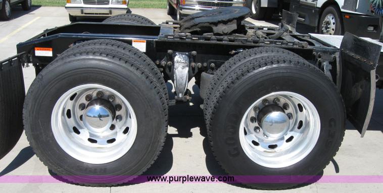 image for item 2032 2004 Freightliner Conventional Columbia 120 semi truck