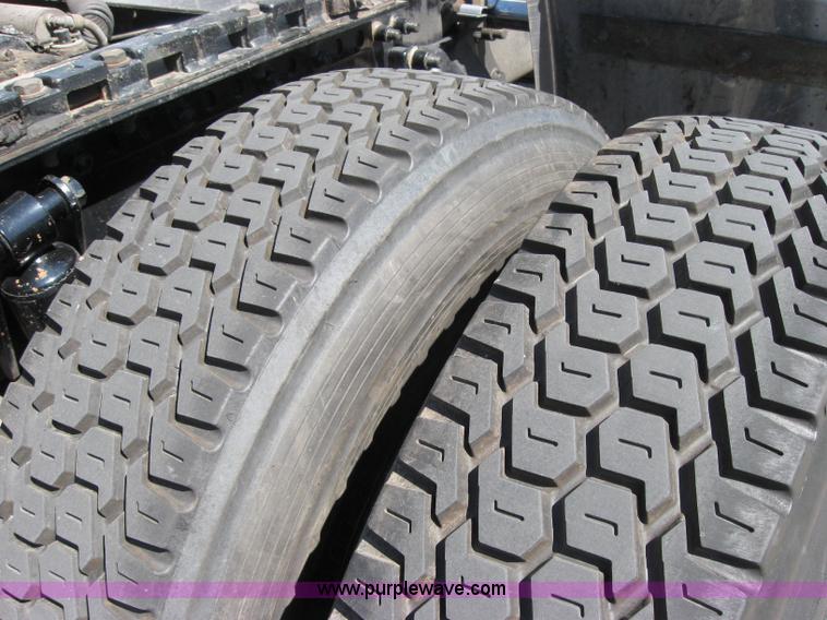 image for item 2032 2004 Freightliner Conventional Columbia 120 semi truck