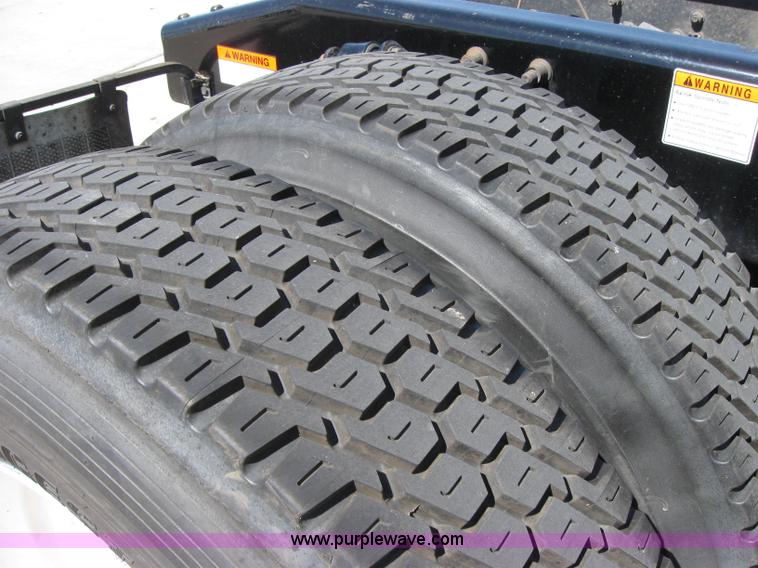 image for item 2032 2004 Freightliner Conventional Columbia 120 semi truck