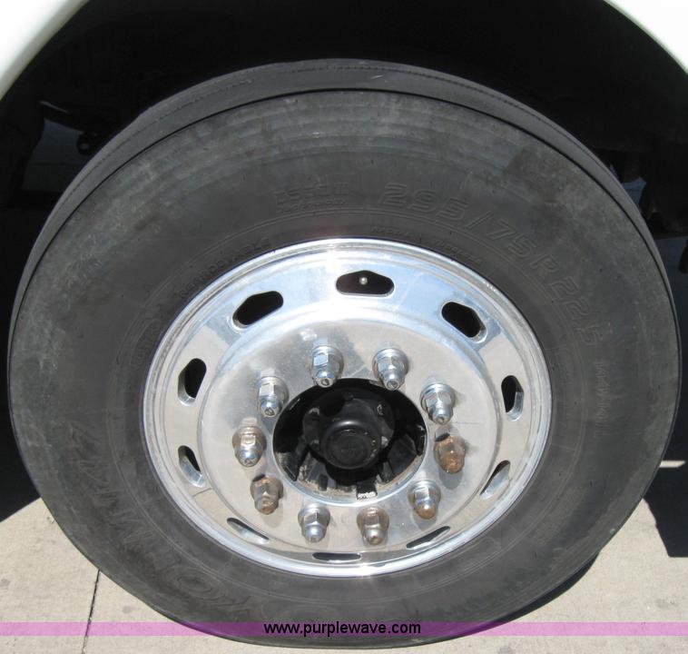 image for item 2032 2004 Freightliner Conventional Columbia 120 semi truck