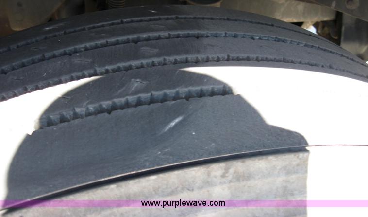 image for item 2032 2004 Freightliner Conventional Columbia 120 semi truck