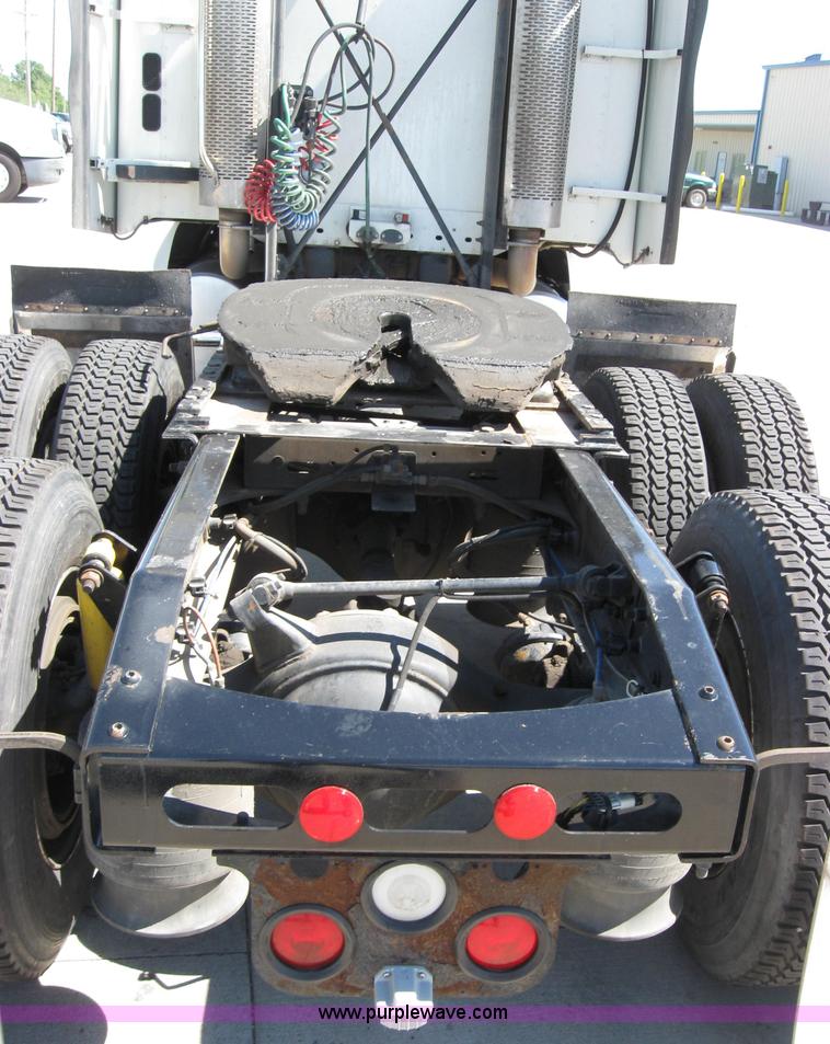 image for item 2032 2004 Freightliner Conventional Columbia 120 semi truck