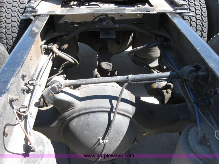 image for item 2032 2004 Freightliner Conventional Columbia 120 semi truck