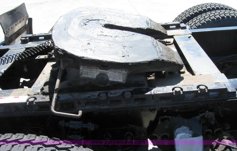 image for item 2032 2004 Freightliner Conventional Columbia 120 semi truck