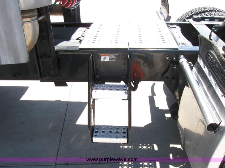 image for item 2032 2004 Freightliner Conventional Columbia 120 semi truck