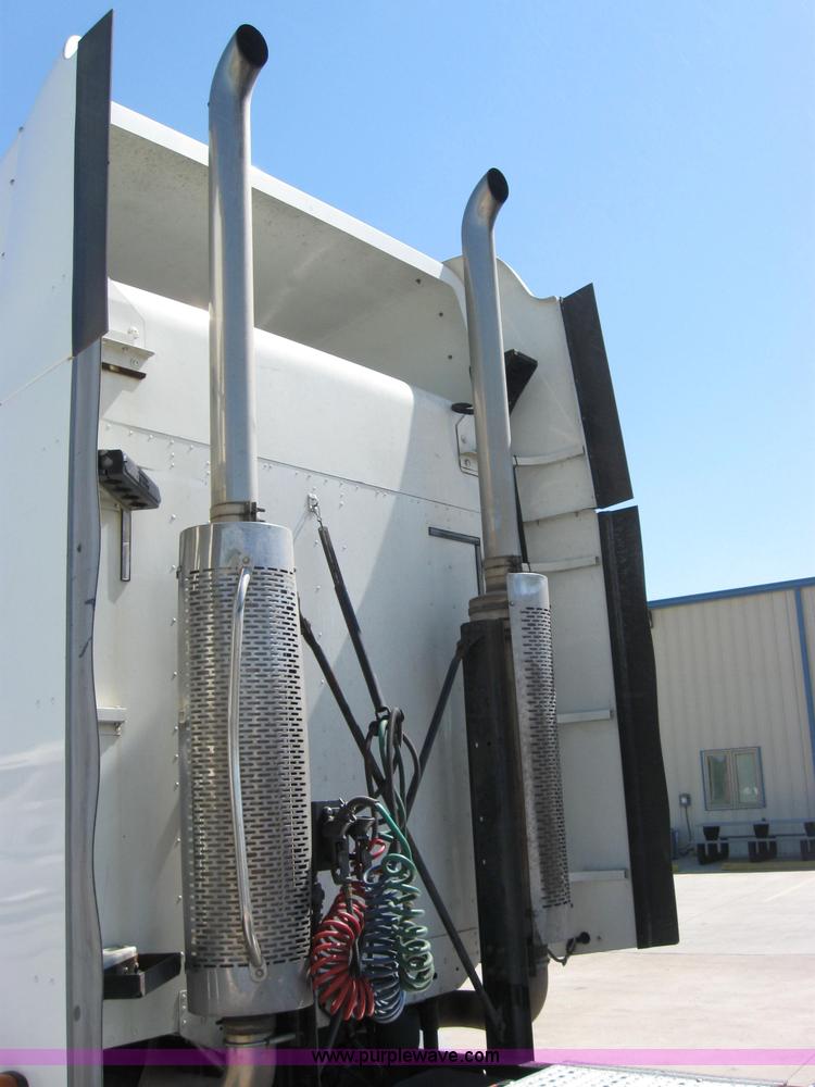 image for item 2032 2004 Freightliner Conventional Columbia 120 semi truck