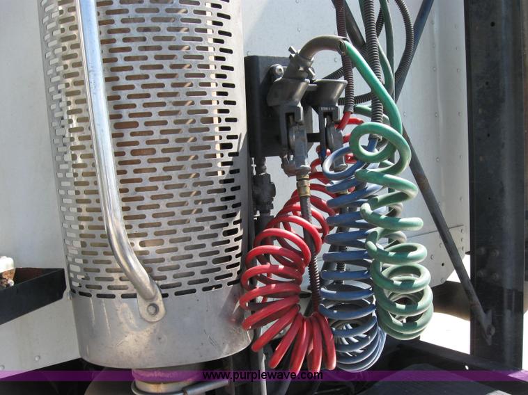 image for item 2032 2004 Freightliner Conventional Columbia 120 semi truck