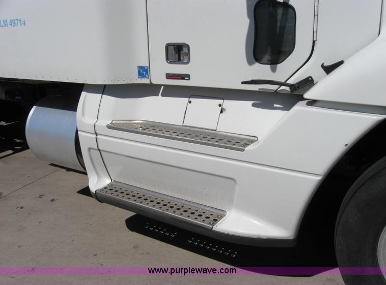 image for item 2032 2004 Freightliner Conventional Columbia 120 semi truck