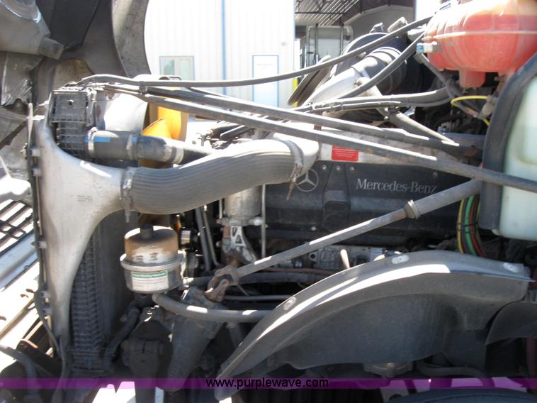 image for item 2032 2004 Freightliner Conventional Columbia 120 semi truck