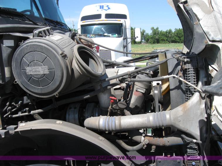 image for item 2032 2004 Freightliner Conventional Columbia 120 semi truck