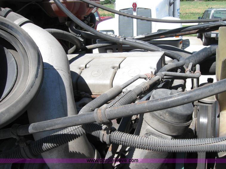 image for item 2032 2004 Freightliner Conventional Columbia 120 semi truck