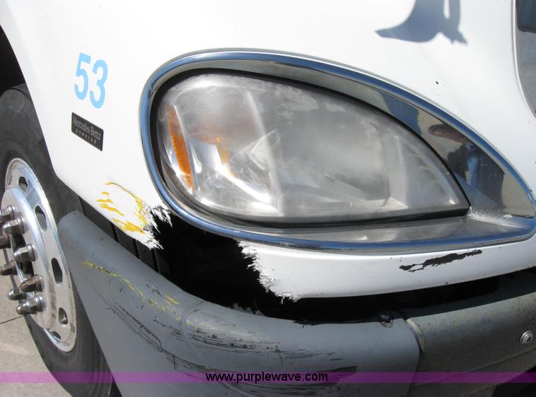 image for item 2032 2004 Freightliner Conventional Columbia 120 semi truck