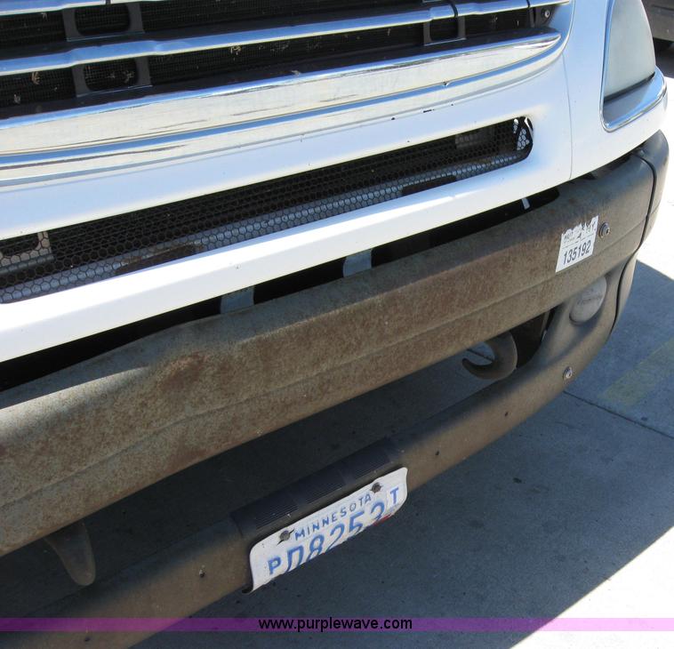 image for item 2032 2004 Freightliner Conventional Columbia 120 semi truck