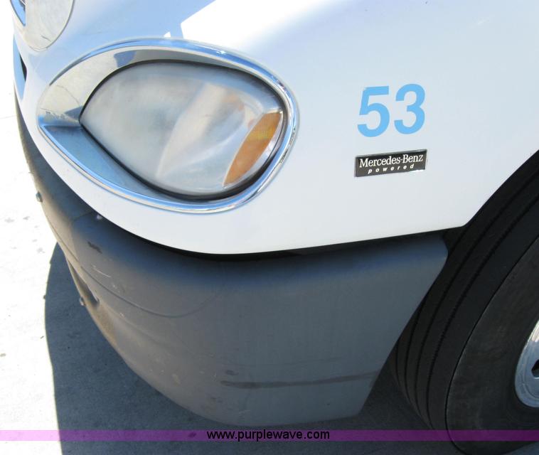 image for item 2032 2004 Freightliner Conventional Columbia 120 semi truck